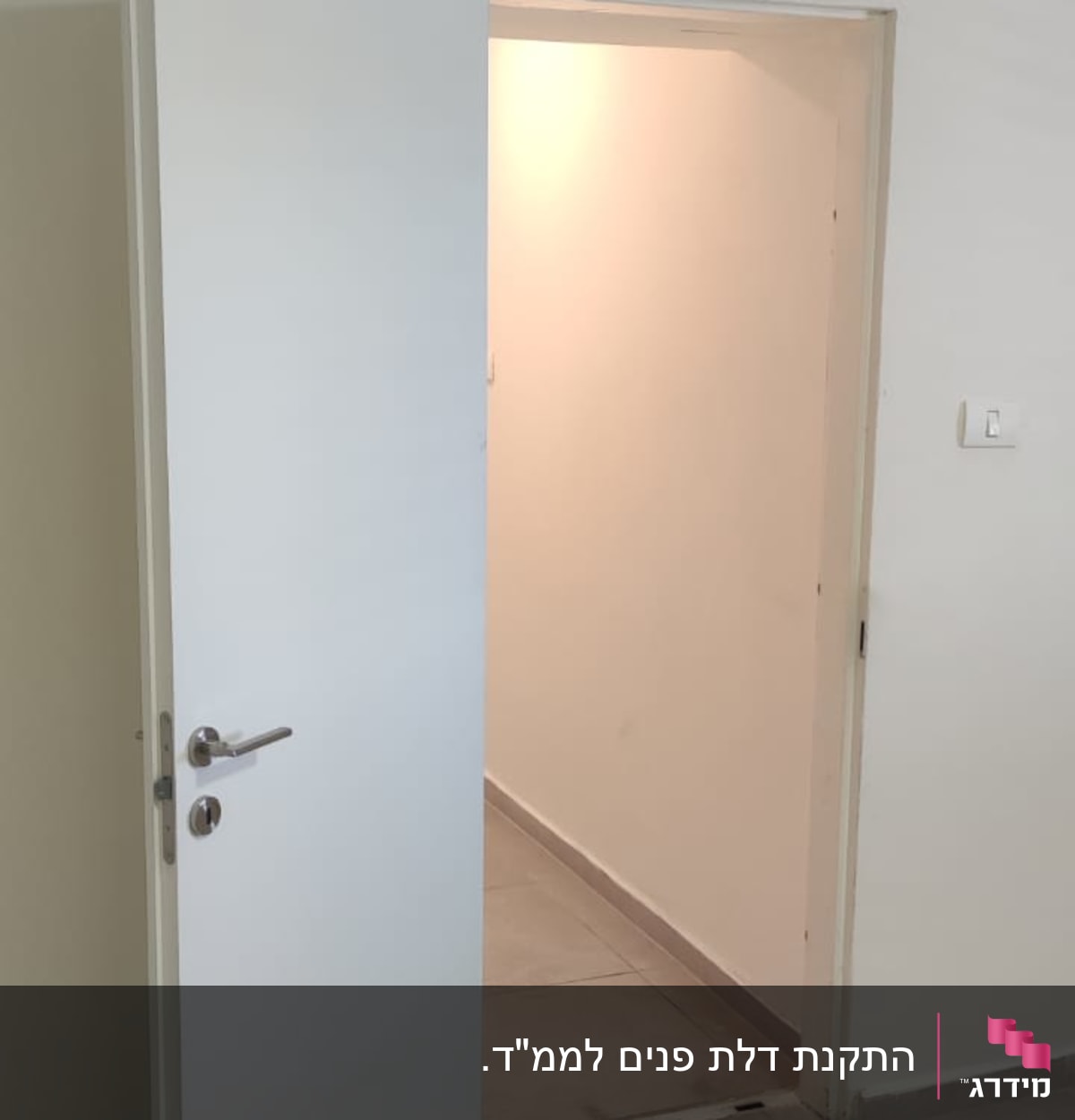 דלת לבנה פתוחה עם ידית מתכת